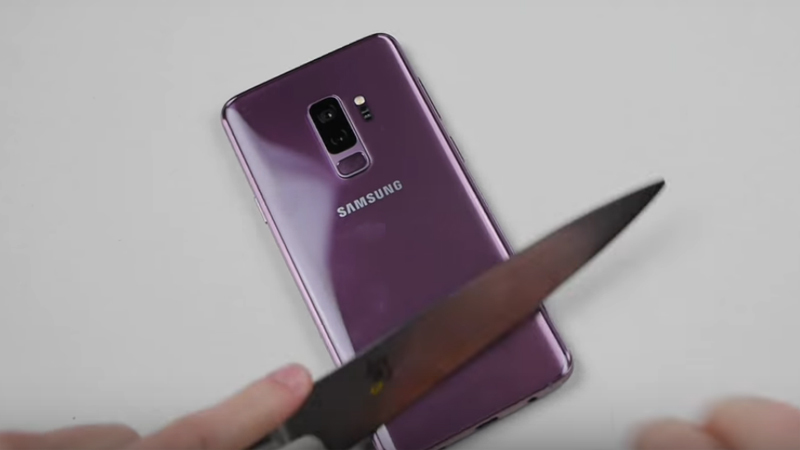 Galaxy S9 Plus bền cỡ nào khi bị 'tra tấn' bằng dao và búa