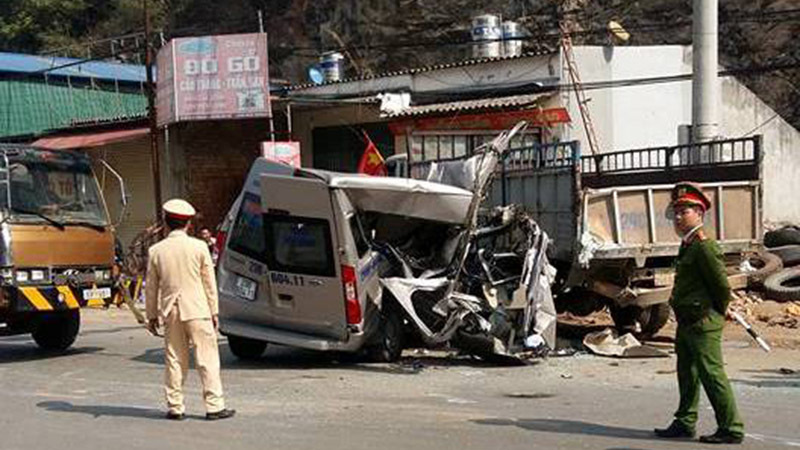 Xe du lịch đâm xe tải ở Mộc Châu, đôi nam nữ thiệt mạng