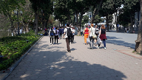 vỉa hè hồ gươm