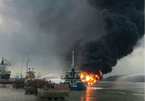 Tàu chở dầu bốc cháy dữ dội tại cảng Đình Vũ