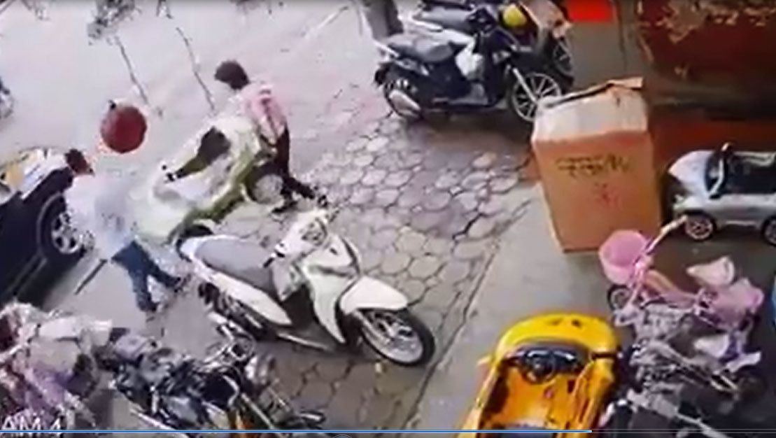 Người phụ nữ đứng trên vỉa hè mà cũng gặp tai nạn chỉ vì một thói quen xấu xí