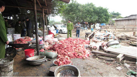 Tiêu hủy 34 tấn thực phẩm bẩn, xử phạt 2,5 tỷ đồng ở Sài Gòn