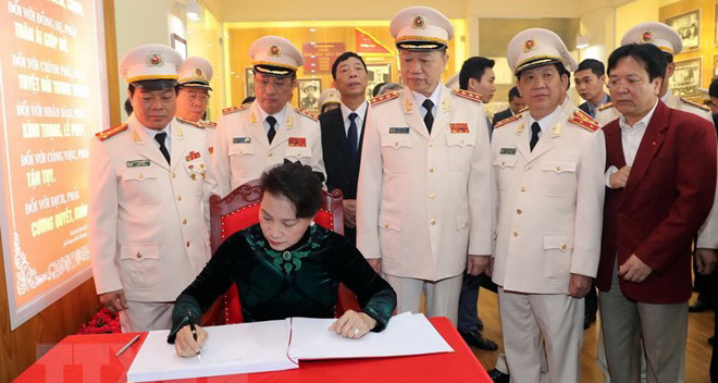 Chủ tịch Quốc hội: Lực lượng công an nhân dân là 'thanh bảo kiếm'