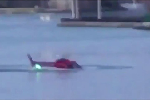 Trực thăng rơi xuống sông New York