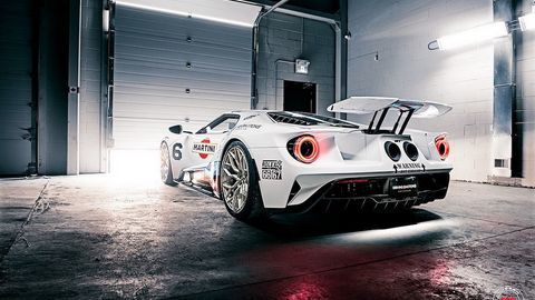Bản xe độ Ford GT đẹp hoài cổ với tem đấu Martini