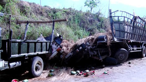 Lật xe chở 10 tấn dưa hấu tại Phú Yên, 2 người tử vong tại chỗ