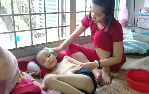 Cha mẹ nghèo loay hoay tìm cách cứu con ung thư máu