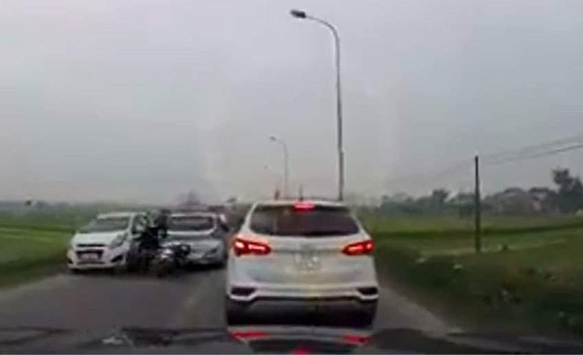 Nam thanh niên phóng xe máy đâm vào taxi: Dân mạng tranh cãi lỗi tại ai ?