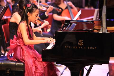 Trần Minh Châu chơi piano