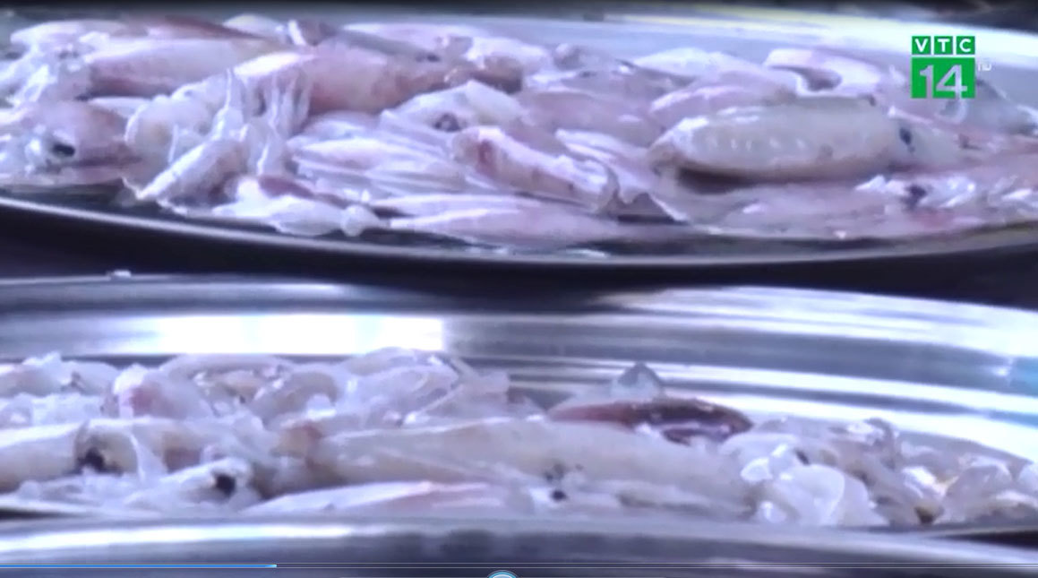 Mực ngâm trong nước: Nguy cơ gây ngộ độc thực phẩm