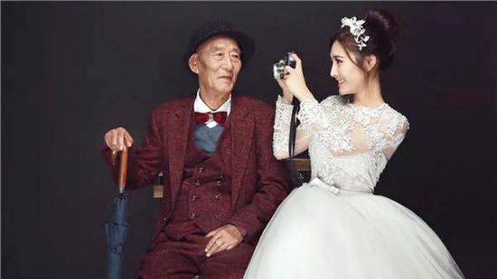 Thiếu nữ 9x chụp ảnh cưới với ông nội U90