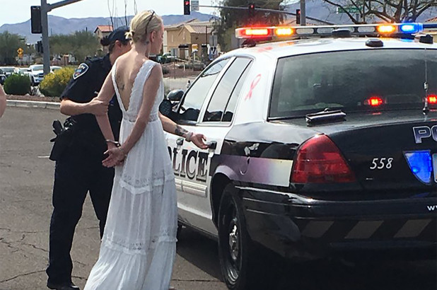 Cô dâu bị bắt giữa đường tới đám cưới vì say rượu lái xe