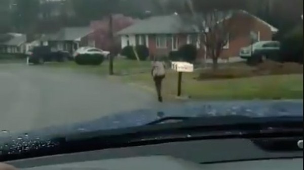 Phạt con chạy bộ đi học dưới mưa, người cha gây 