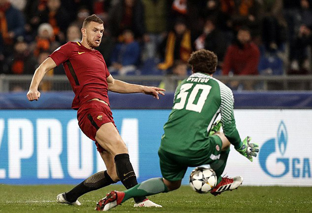 Dzeko lập đại công đưa AS Roma vào tứ kết