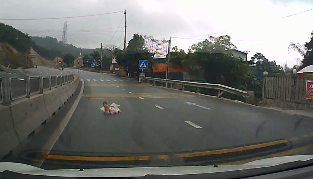 Em bé bò lổm ngổm qua đường cao tốc Quảng Ninh: Tài xế kể lại phút giây hoảng sợ