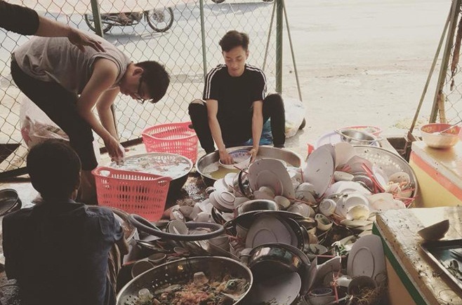 Chàng trai rửa 10 mâm bát trong lần đầu ra mắt nhà bạn gái