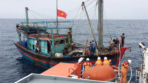 Cứu 8 thuyền viên gặp nạn trên vùng biển vịnh Bắc Bộ