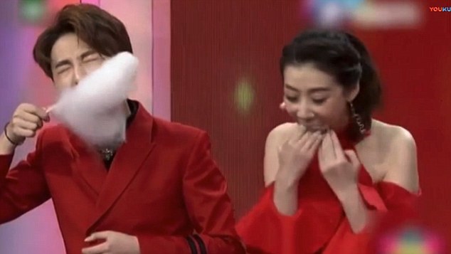 Nữ MC xinh đẹp ngốn sạch cây kẹo bông trong nháy mắt