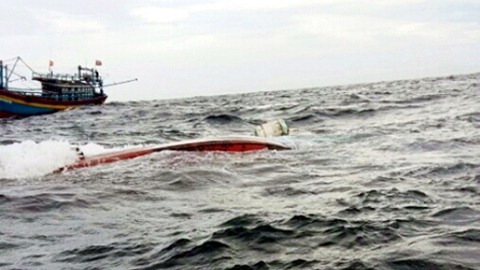 Tàu vận tải đâm chìm tàu cá trong đêm