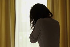 Về giữa trưa, vợ bật khóc chứng kiến cảnh tượng chồng và nhân tình