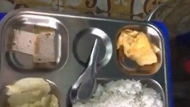 Thanh tra bữa ăn bán trú 13.000 đồng có miếng chả mỏng dính