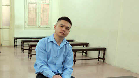 Kẻ ném lựu đạn vào cảnh sát khóc nức nở
