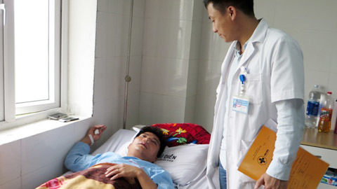 Em bị phạt, anh trai vào trường đánh thầy giáo gãy sống mũi