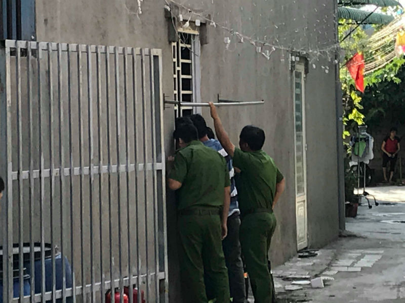 Ôm bình gas cố thủ trong nhà mẹ vợ
