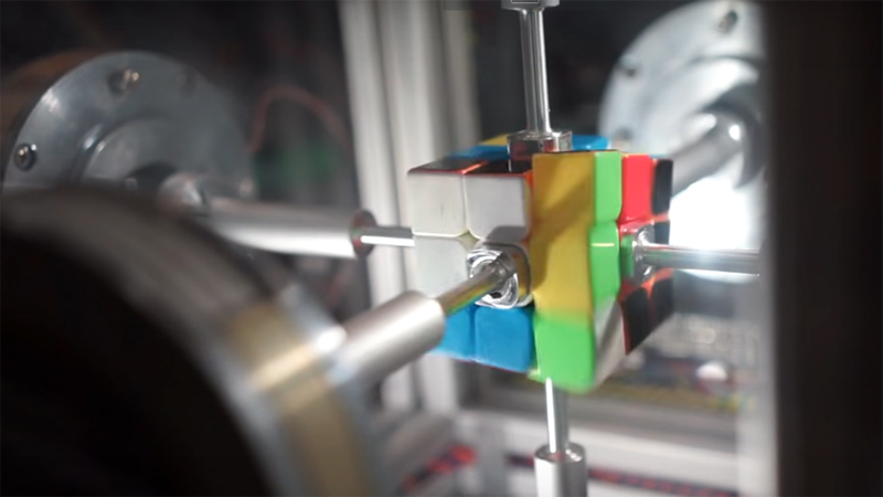 Xem robot xoay rubik 6 mặt nhanh hơn cả chớp mắt