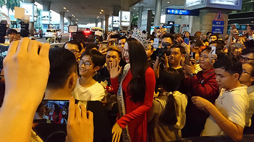 Hương Giang Idol hạnh phúc trong vòng vây khán giả ngày trở về