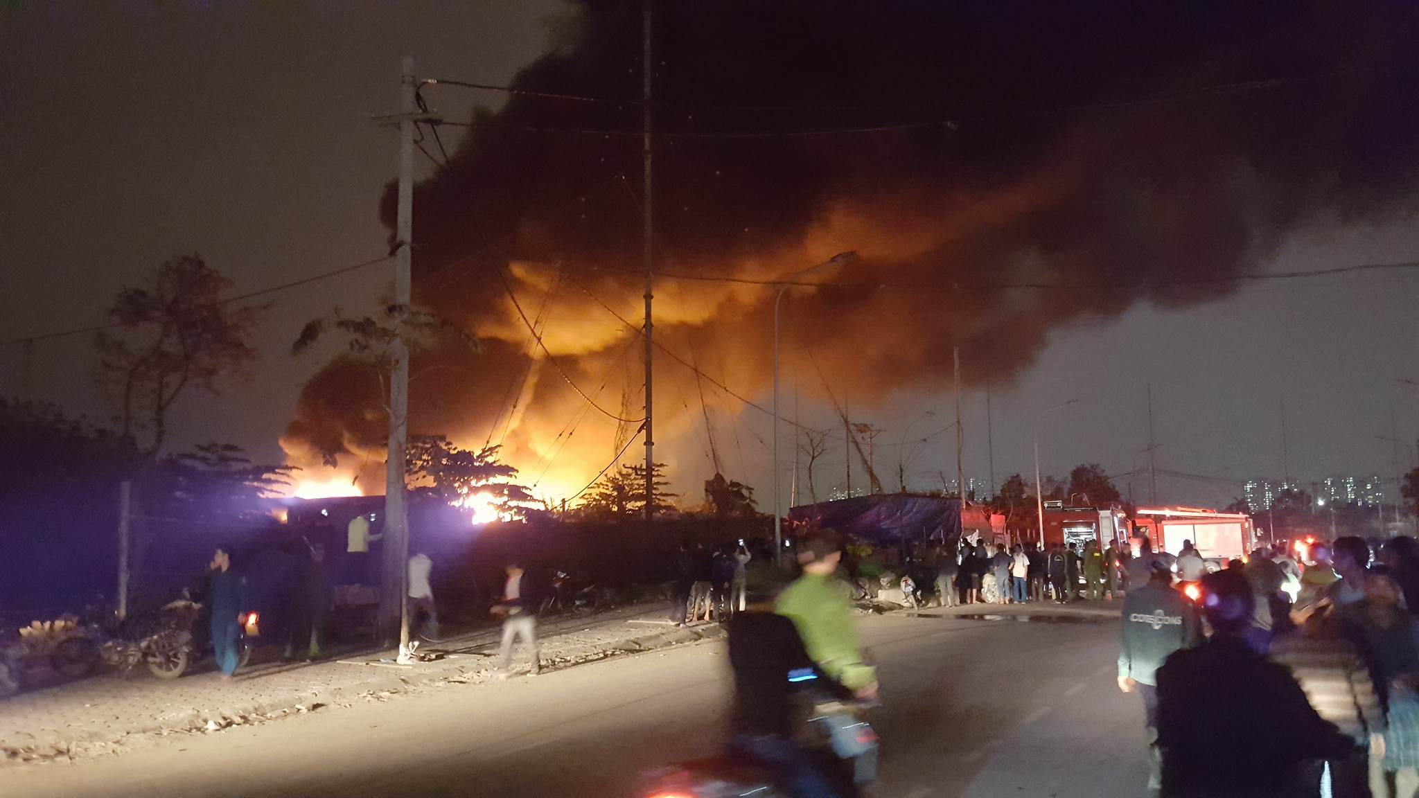 Lửa bao trùm nhà xưởng chế biến bao bì ở Hà Nội