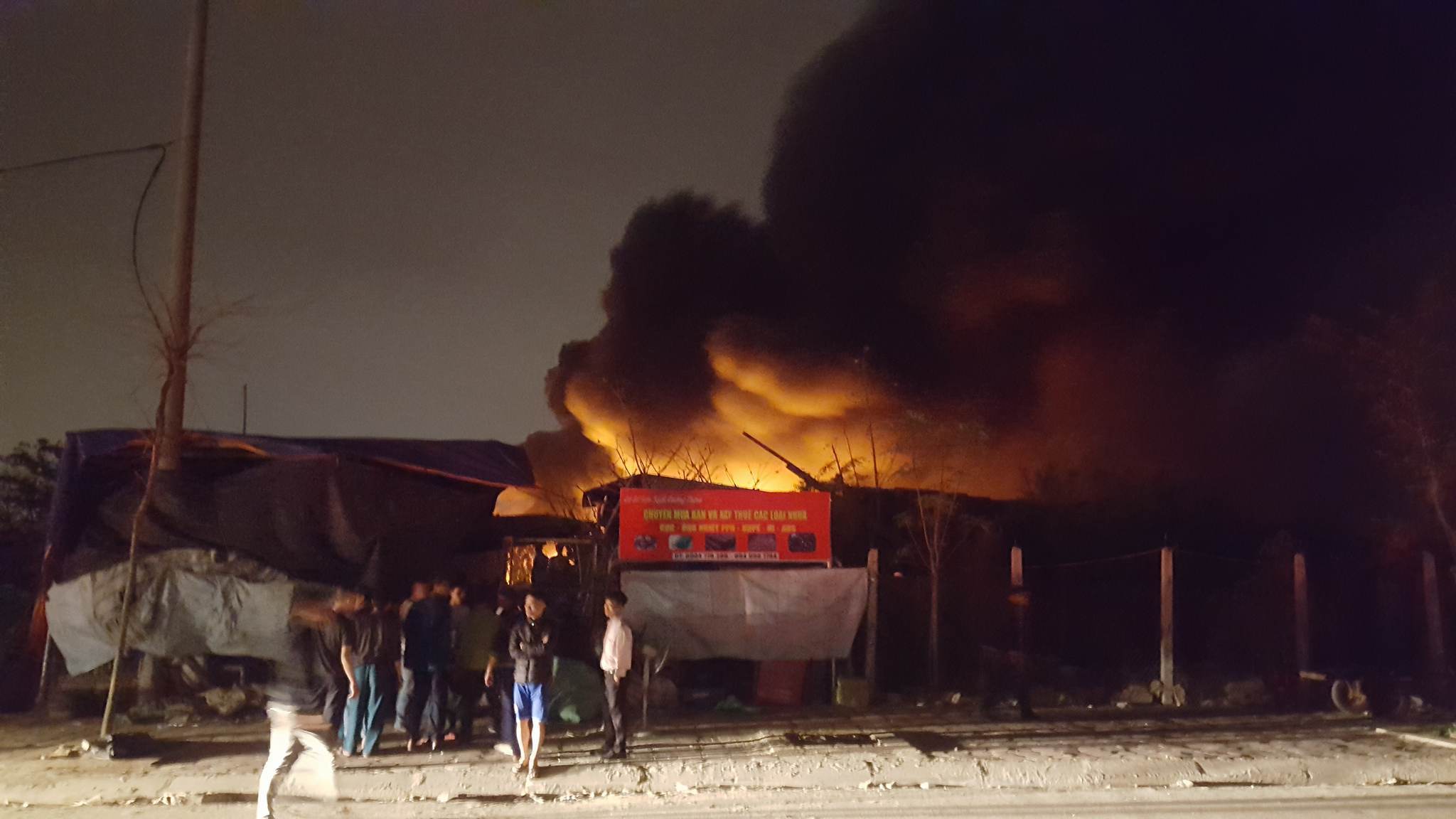 Cháy nhà xưởng ở Triều Khúc