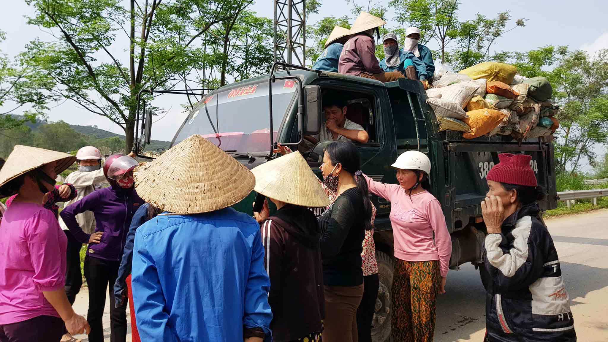 Bữa cơm ruồi nhặng bâu kín: Chủ tịch xã thừa nhận bãi rác gây ô nhiễm