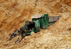 Hà Nội: Sập mỏ đất vùi lấp xe tải, tài xế tử vong