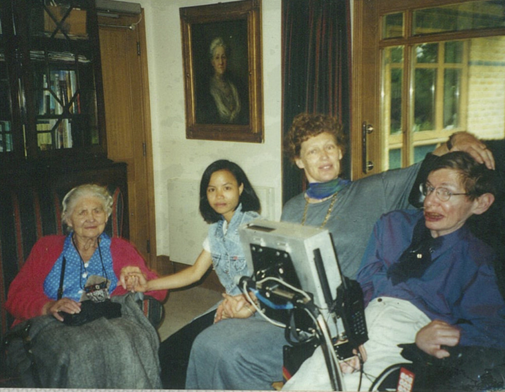 Con gái nuôi Stephen Hawking: 18 năm qua chỉ mong được gặp cha lần nữa