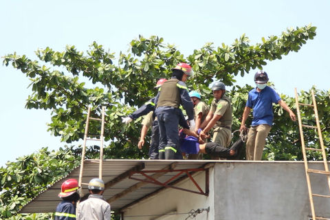 TP.HCM: Thanh niên leo lên nóc nhà ném đá cảnh sát bị khống chế