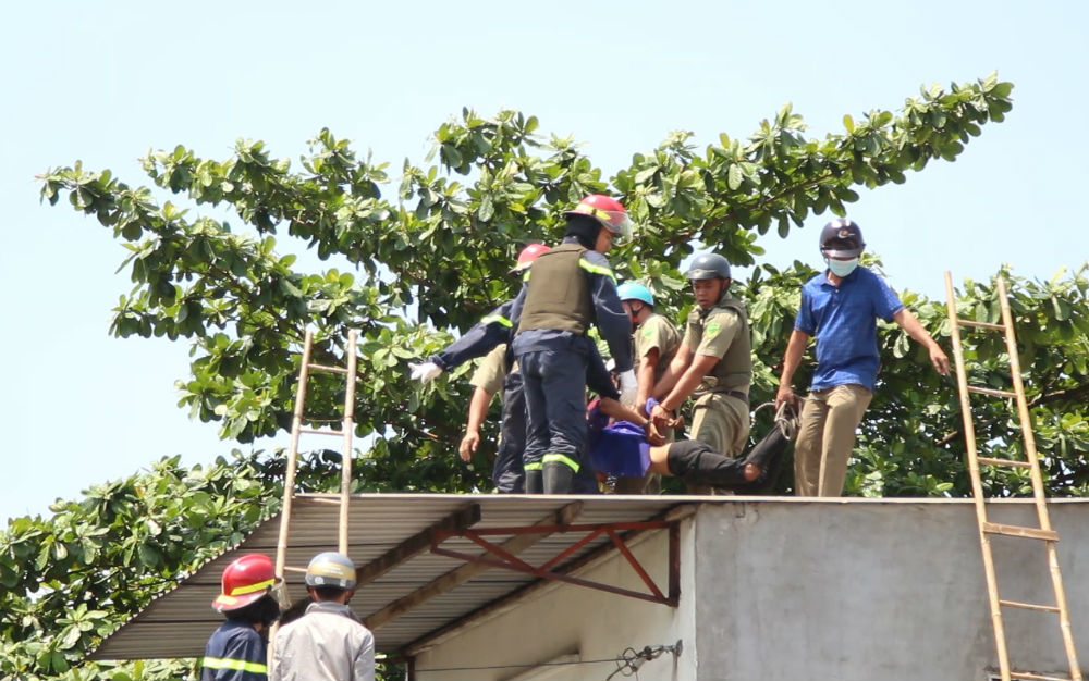 TP.HCM: Thanh niên leo lên nóc nhà ném đá cảnh sát bị khống chế
