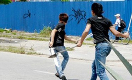 Côn đồ chém đứt gân tay người cha chở con đi học về