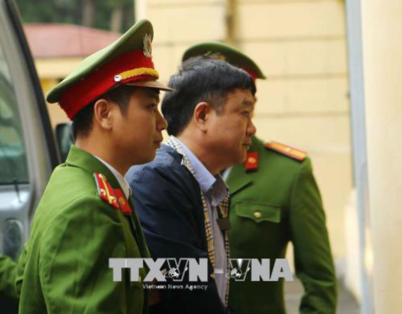 Ông Đinh La Thăng 'tay bắt mặt mừng' người thân tại tòa