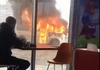 Thanh niên đủng đỉnh ngồi ăn gần xe buýt đang cháy ngùn ngụt