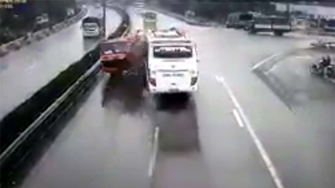 Clip xe khách đấu đầu xe cứu hỏa trên cao tốc Pháp Vân - Cầu Giẽ