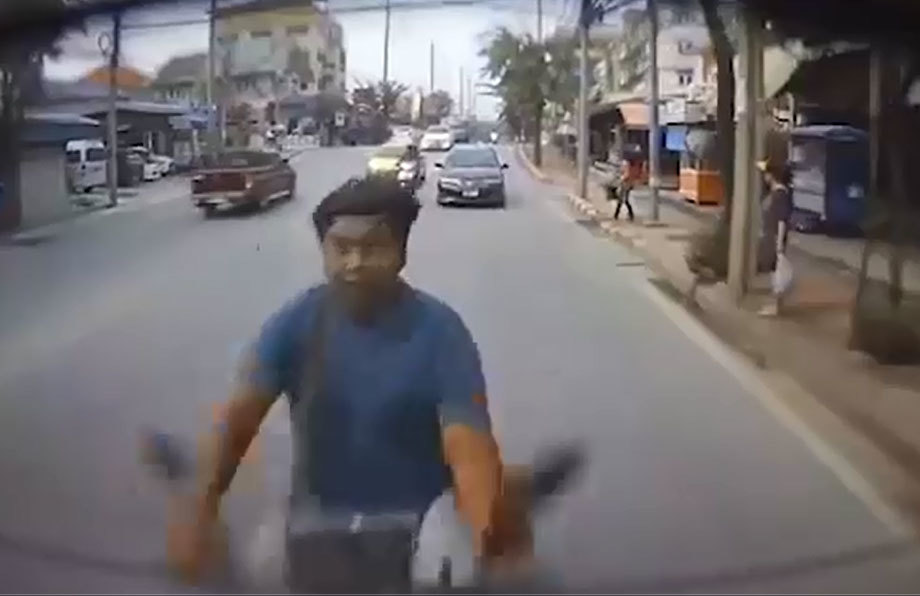 Đi xe máy mải dùng điện thoại, đập mặt vào ô tô