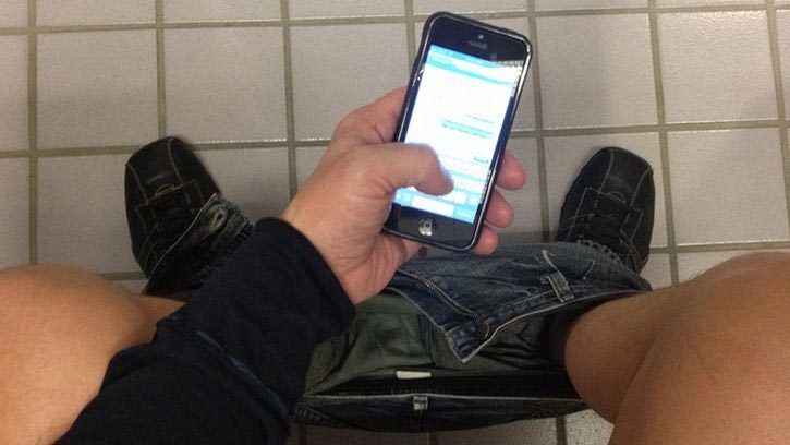 Bị liệt vì đi vệ sinh suốt nửa tiếng để nghịch điện thoại