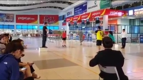 Sảnh chờ sân bay biến thành sân chơi cầu lông