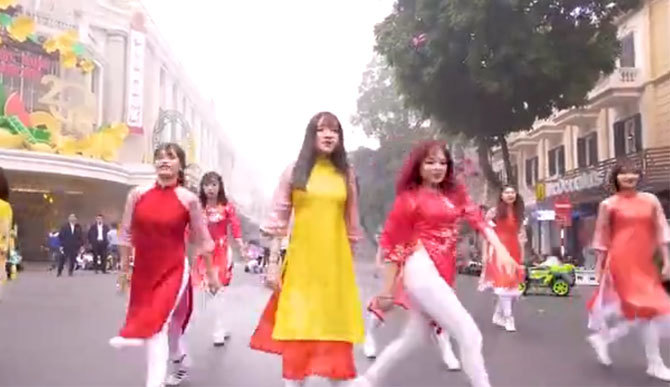 Nhóm bạn gái mặc áo dài nhảy sôi động trên phố đi bộ