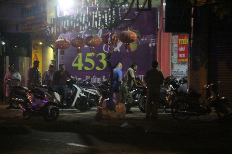 Mời bia 'lời qua tiếng lại' ở phòng trà, thanh niên bị chém chết