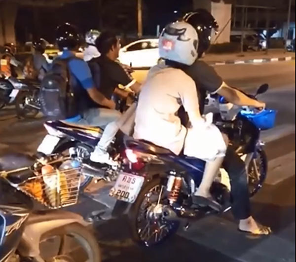 Dừng đèn đỏ vẫn 'ngứa tay' vặn ga, 2 thanh niên lĩnh trái đắng