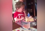 Sợ 'bị già đi', bé trai 2 tuổi òa khóc trong tiệc sinh nhật