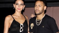 Neymar đi nạng đến ăn chơi vũ trường cùng người yêu