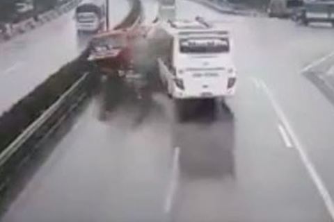 Giới tài xế lên tiếng sau vụ ô tô khách tông xe cứu hỏa trên cao tốc